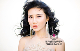 簡單易學(xué)的水靈靈大眼妝，美極了！
