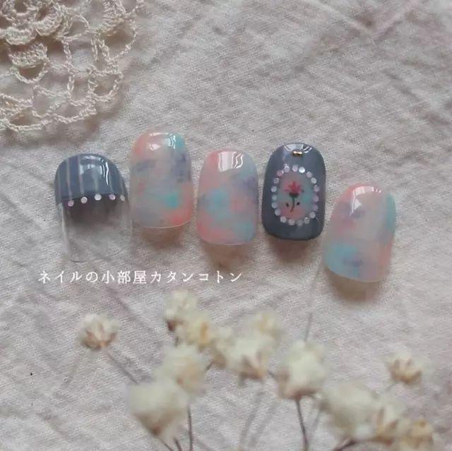 適合春天的小清新美甲，讓指尖成為“限量版”！
