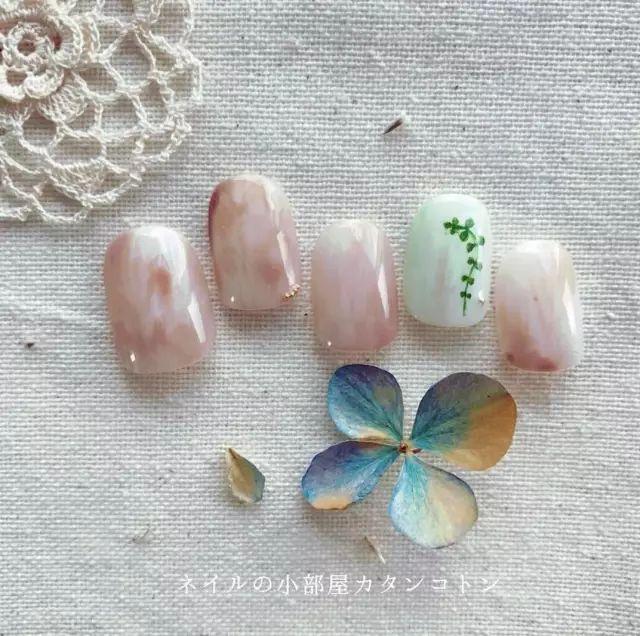 適合春天的小清新美甲，讓指尖成為“限量版”！