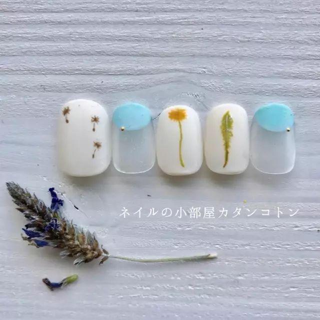 適合春天的小清新美甲，讓指尖成為“限量版”！